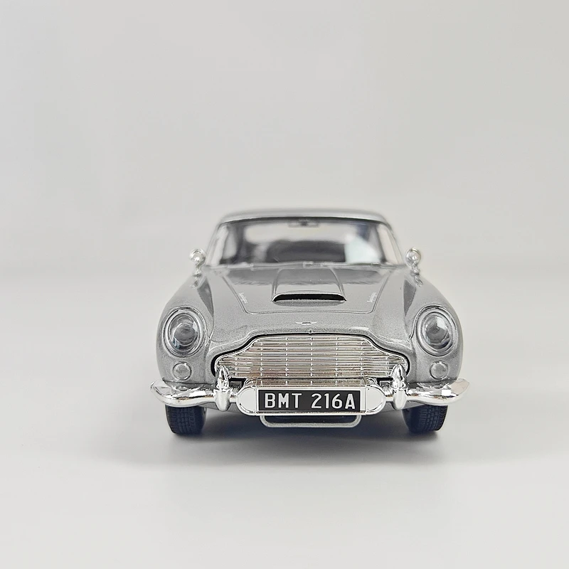 Масштабная модель автомобиля Aston Martin DB5 1:24 из сплава, с открывающимися дверями, богатой детализацией, тонкой отделкой, высокого качества.
