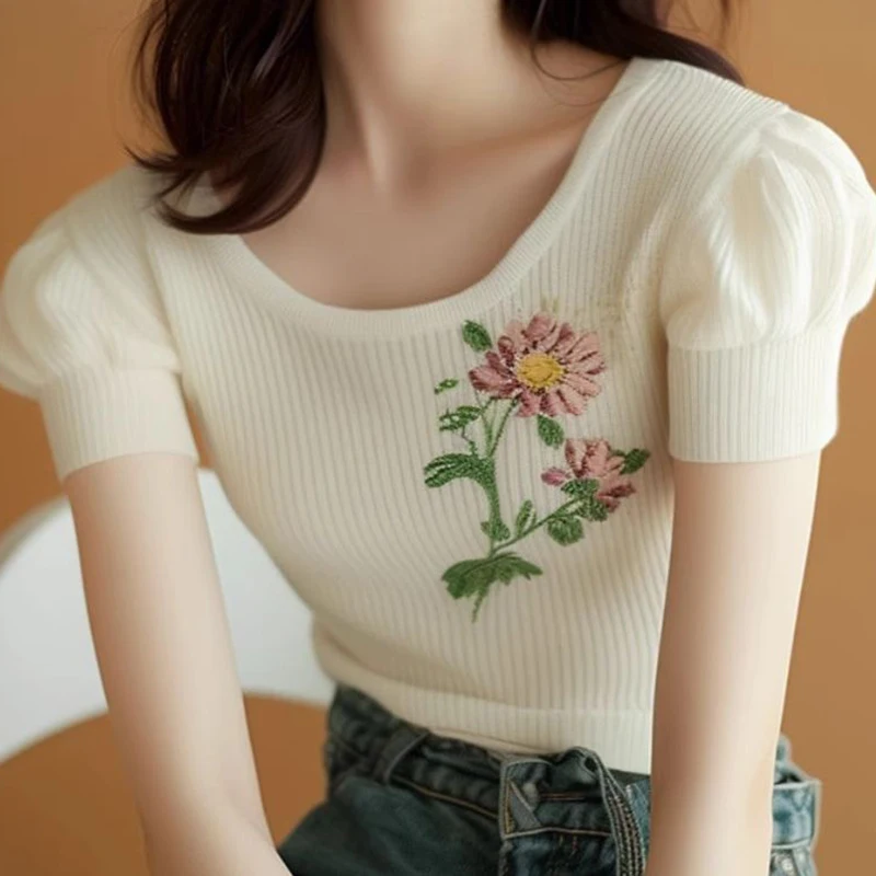 Printed knitted short-sleeved sweater top 2024 new summer design with small fragrance and bubble sleeve apricot color.