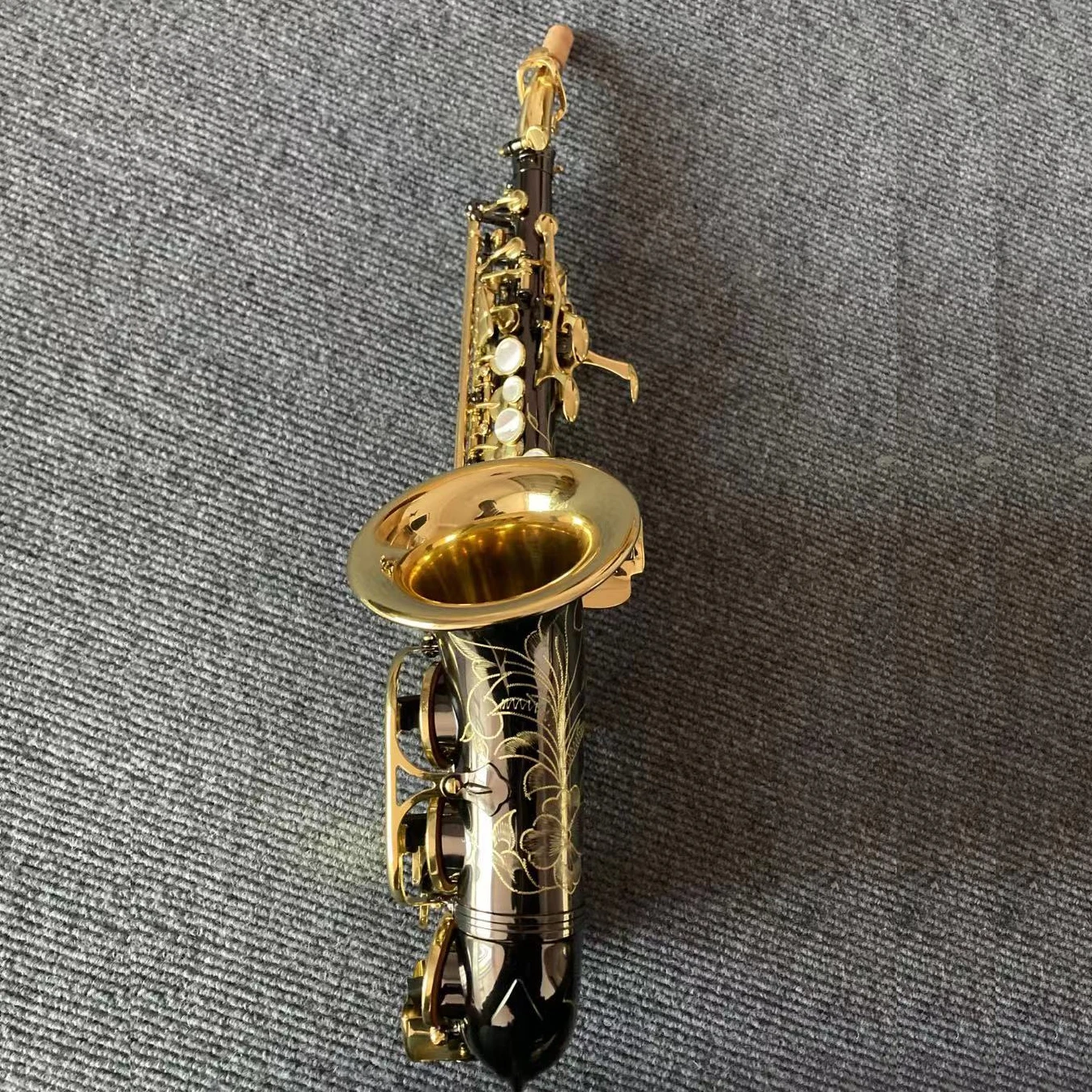 Beautiful Flower Engraving Black Nickel Plated Body Gold Lacquer Key Curved soprano Saxophone