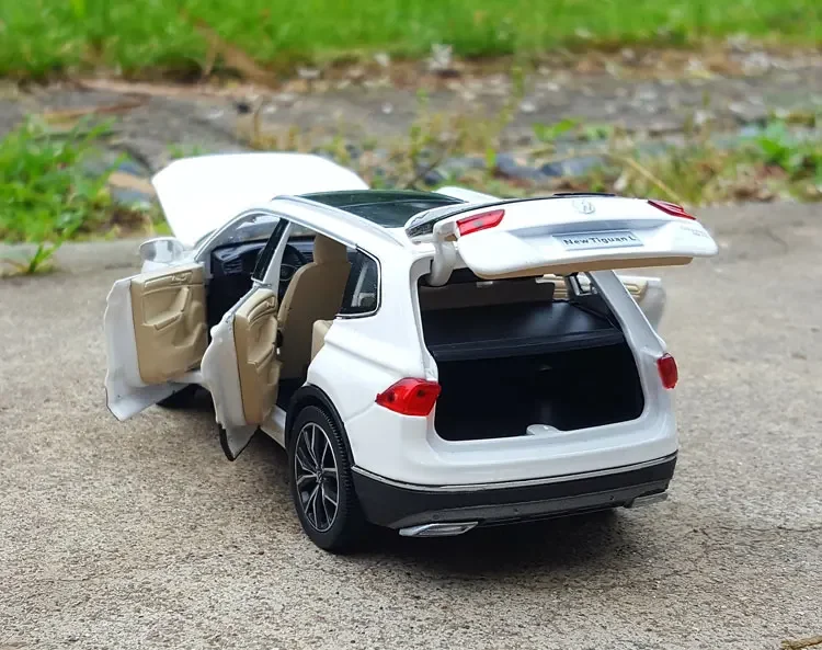 Volkswagen Tiguane L Model 1:32 Odlewany Metalowy Samochód SUV Stopowy Auto Napęd Pull Back Elektroniczny Pojazd Zabawki