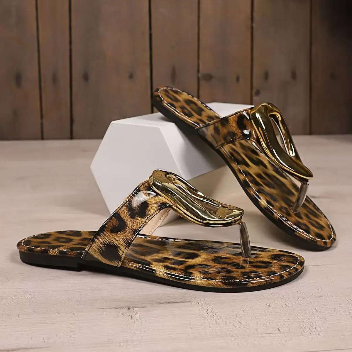 

Summer Fashion Flat Leopard Print Jingle Flip-Flops Comfortable Lightweight Slip-resistant Stylish Casual Beach Sandals 36-43