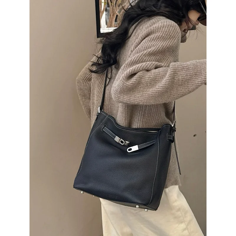 

Настоящие кожаные сумки для женщин Новая сумка-ведро из коровьей кожи Большой объем Повседневная универсальная сумка для поездок через плечо и подмышку