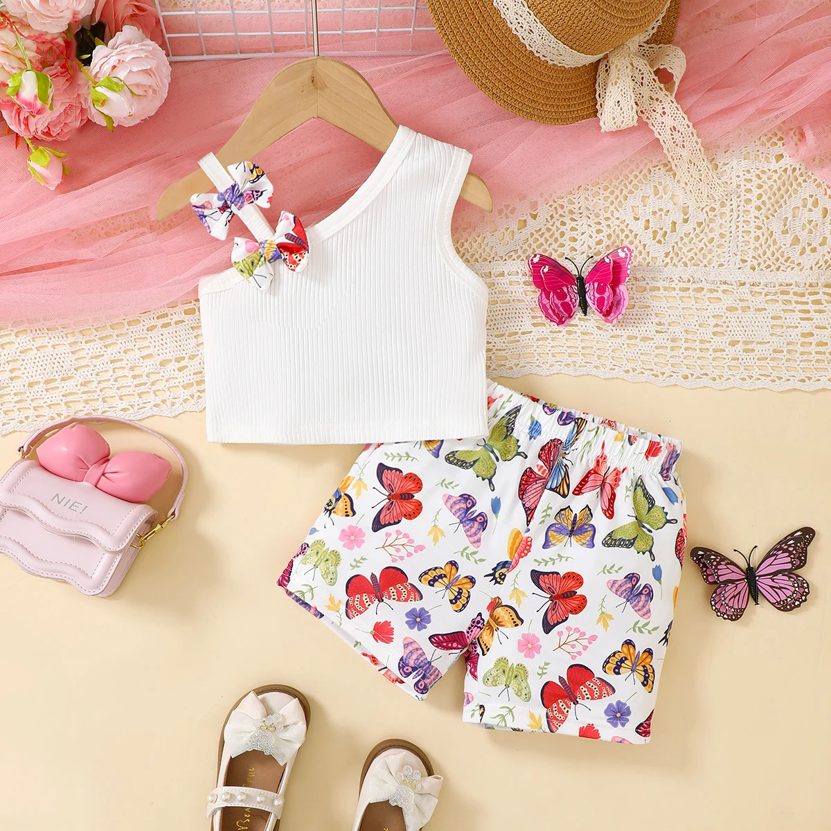 Sommer-Set für Babys (0-3 Jahre) – Modisches 2-teiliges Set mit schrägem Schultertop mit Schleifenblume und farbigen Schmetterlings-Print-Shorts