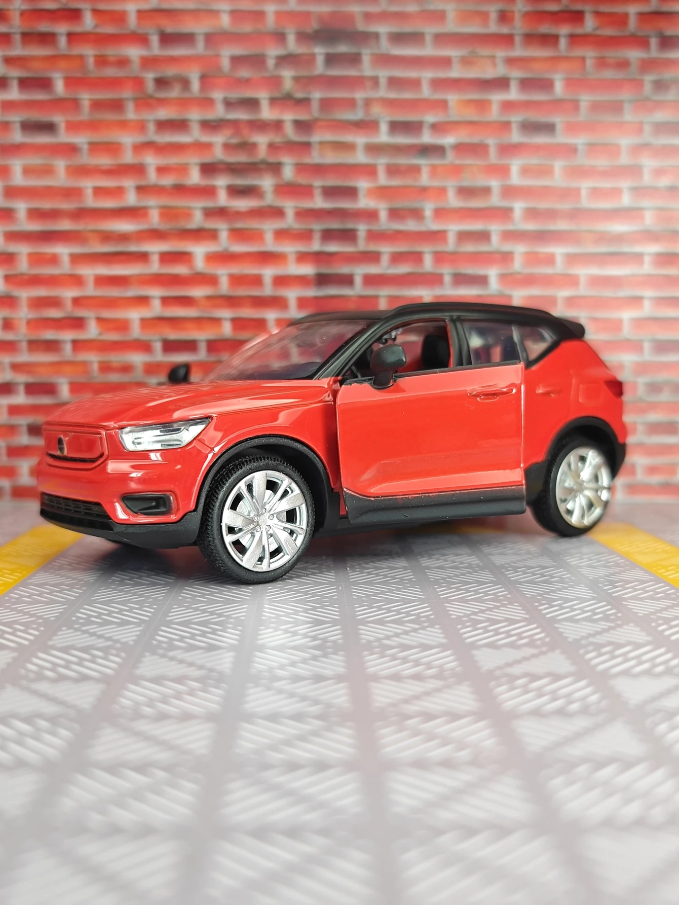 

1:32 Volvo XC40 alloy car model ornaments collection doors can open children's toys fine workmanship and good quality