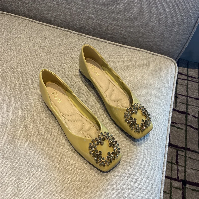 

Весна и осень 2023, новые корейские модные лакированные кожаные туфли на плоской подошве со стразами и квадратными пуговицами, повседневная женская обувь с квадратной головкой