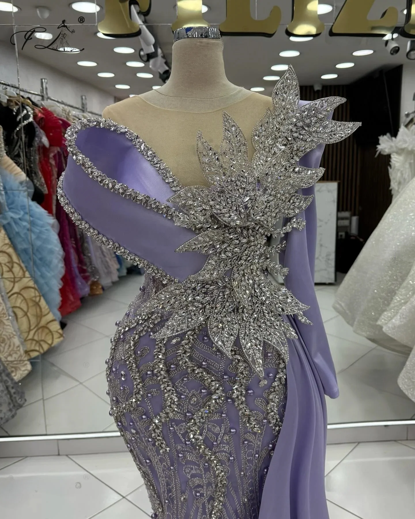 

Платье русалки со стразами и цветами Лавандово-фиолетовое вечернее платье со шлейфом с односторонними рукавами Платье нестандартного дизайна Бальное платье