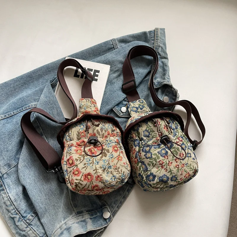 

Bohemian Embroidered Floral Chest Bag for Women, Mini Capacity Polyester Crossbody Pouch with Zipper Closure and Inner Lining