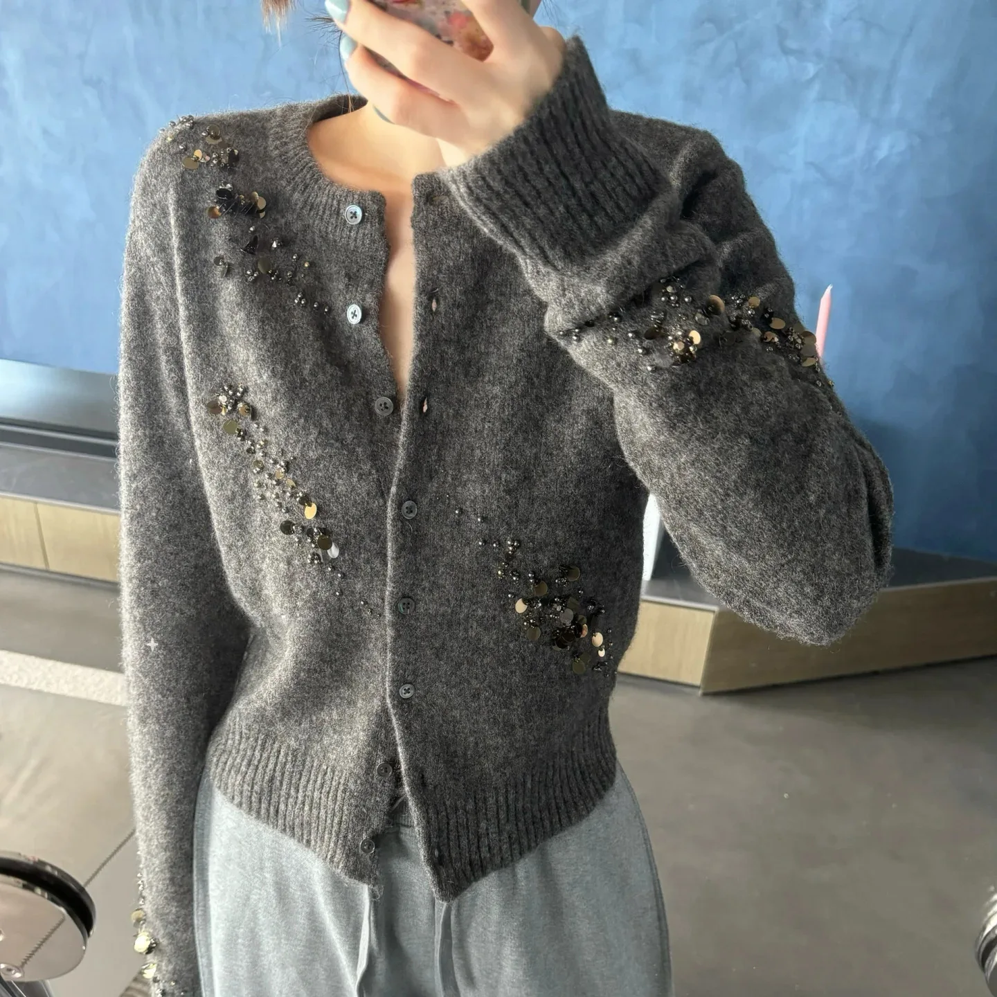 

25FW женский серый шерстяной кардиган с круглым вырезом, расшитый бисером и блестками, с подплечниками, модный трикотаж