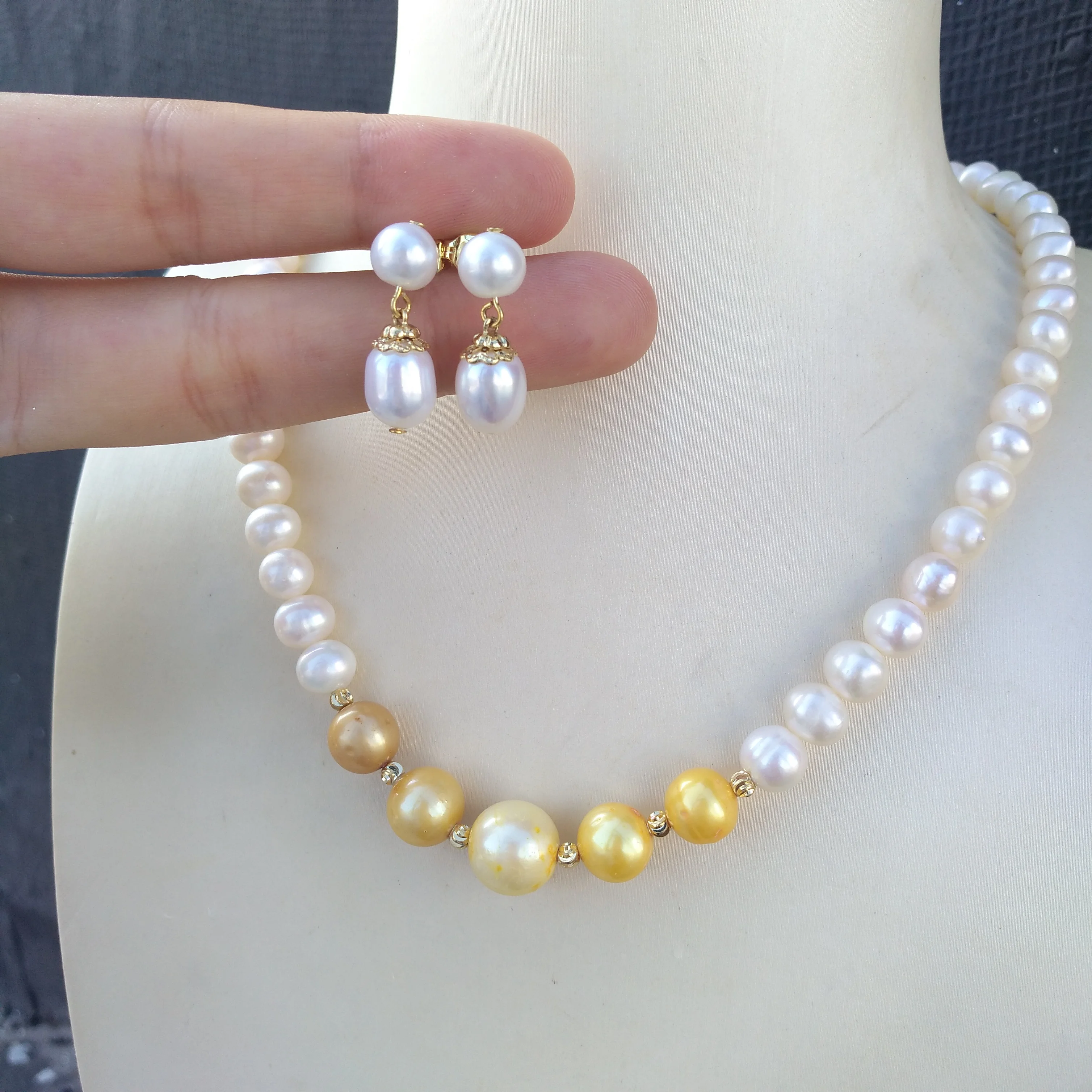 

Set up a set Natural South Sea White Multi-color Real Pearl Necklace Earrings