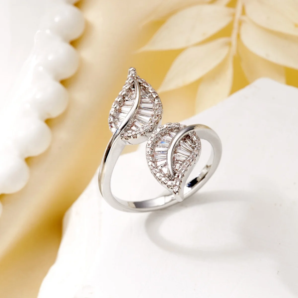 Vintage elegante, mit Blättern und CZ-Zirkon verzierte Öffnungsringe für Damen und Herren, zarter, glänzender Feder-Fingerring, Party- und Eheringe, Schmuck – Detail 14