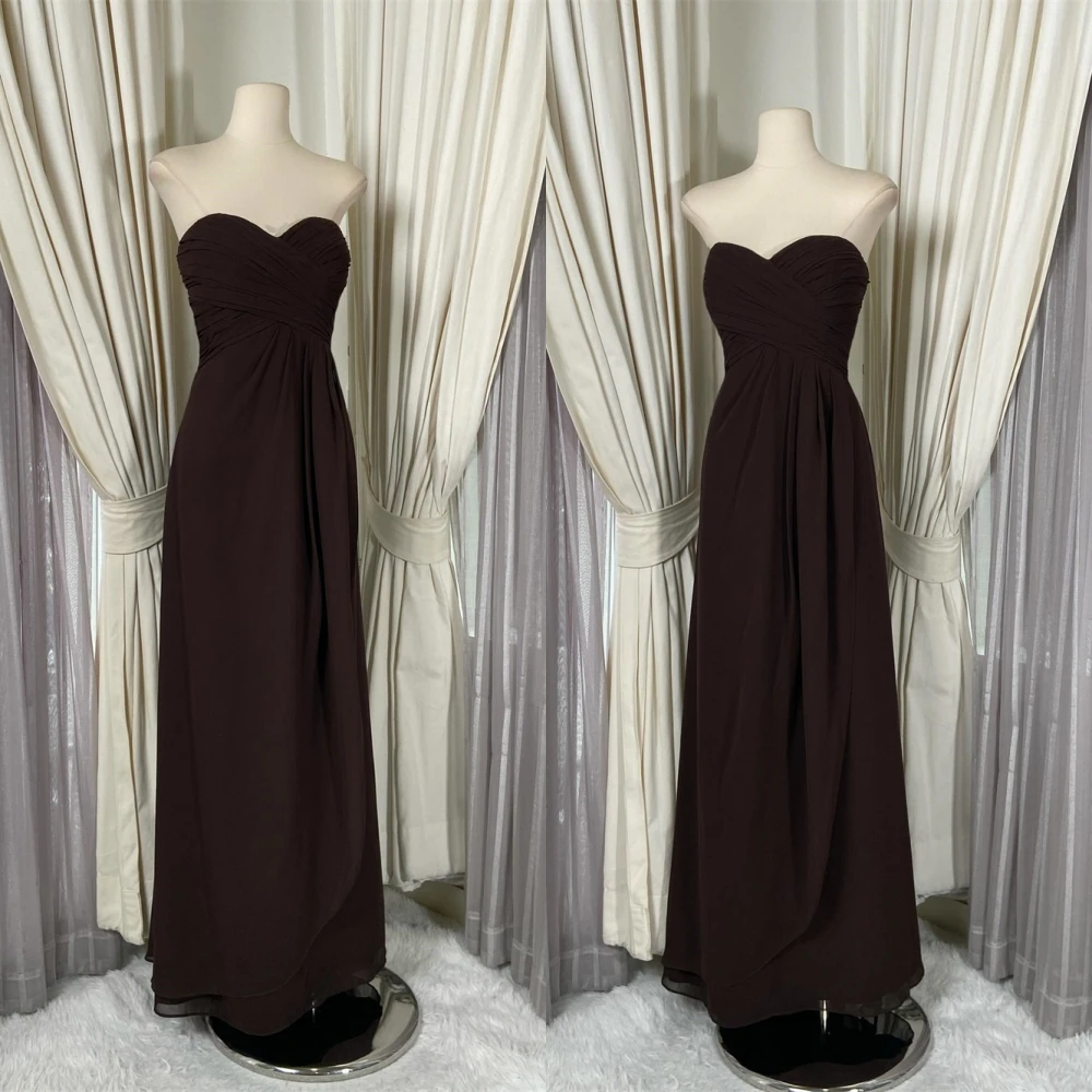 Maßgeschneidertes, hochwertiges Chiffon-Abendkleid in Braunheit, elegantes, anmutiges, trägerloses, ärmelloses Abendkleid, klassische Promi-Kleider