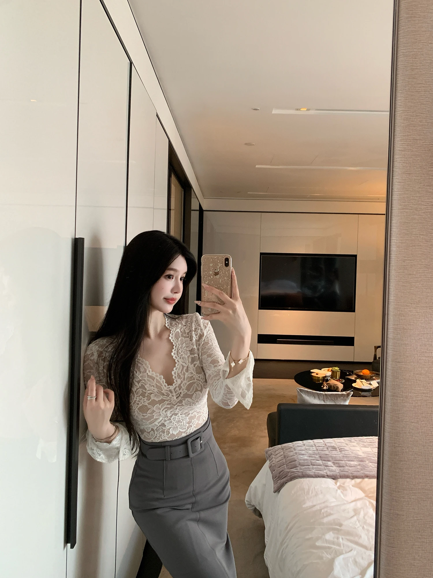 

Элегантный базовый комплект: юбка с высокой талией и поясом, кружевной топ с длинными рукавами. Корейская мода, весенняя коллекция, женский комплект.