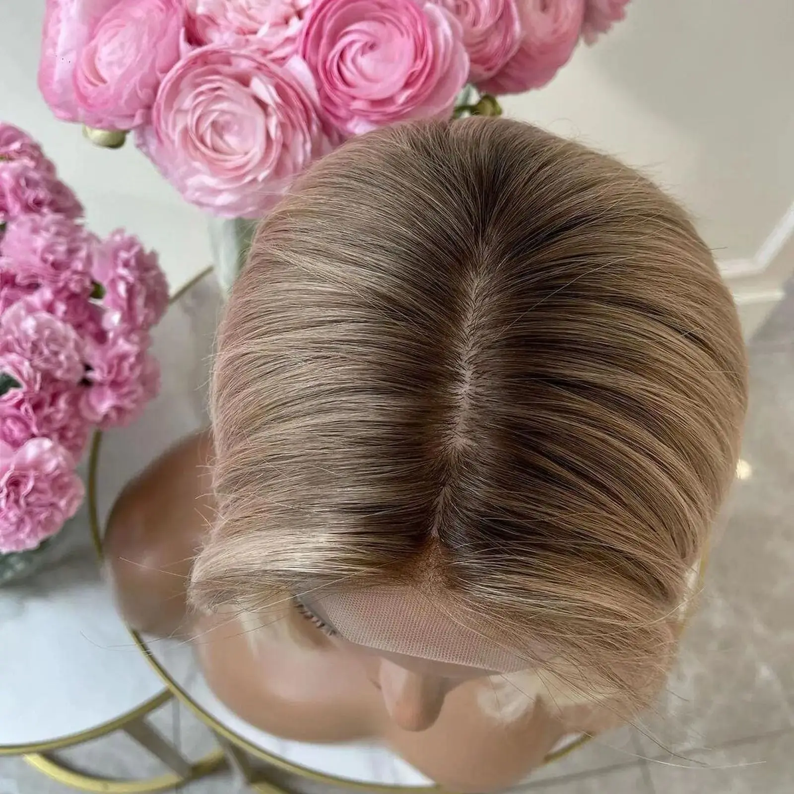 

Синтетический парик-боб короткого фасона цвета пепельного блонда с прозрачной HD-основой 13x4, предварительно выщипанной натуральной линией роста волос, плотностью 150%, без клея