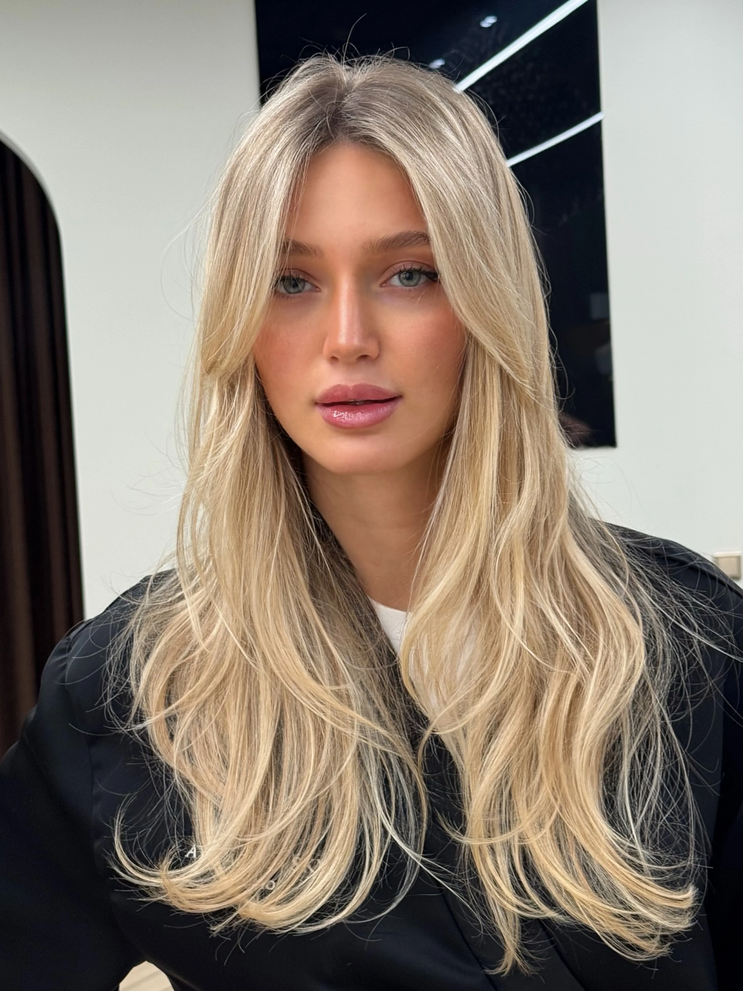 13*4 HD Lace Front Wig Light Blonde Balayage Highlights Heat Resistant Synthetic Hair Natural Body Wave Realistic Style
