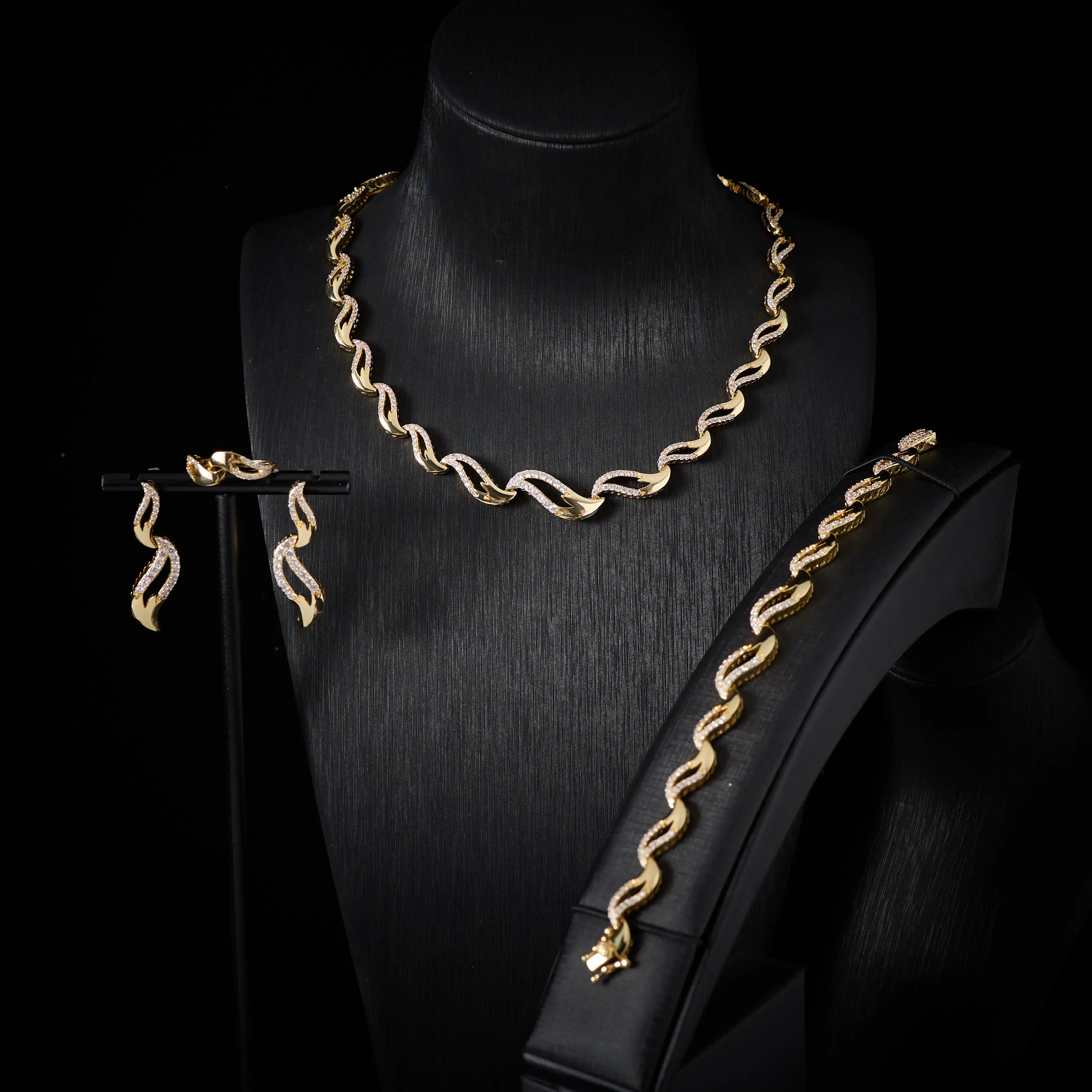240823 Set di collane alla moda per donna Set di gioielli da 4 pezzi con zirconi cubici Nigeria Dubai Accessorio per fidanzamento per feste saudite