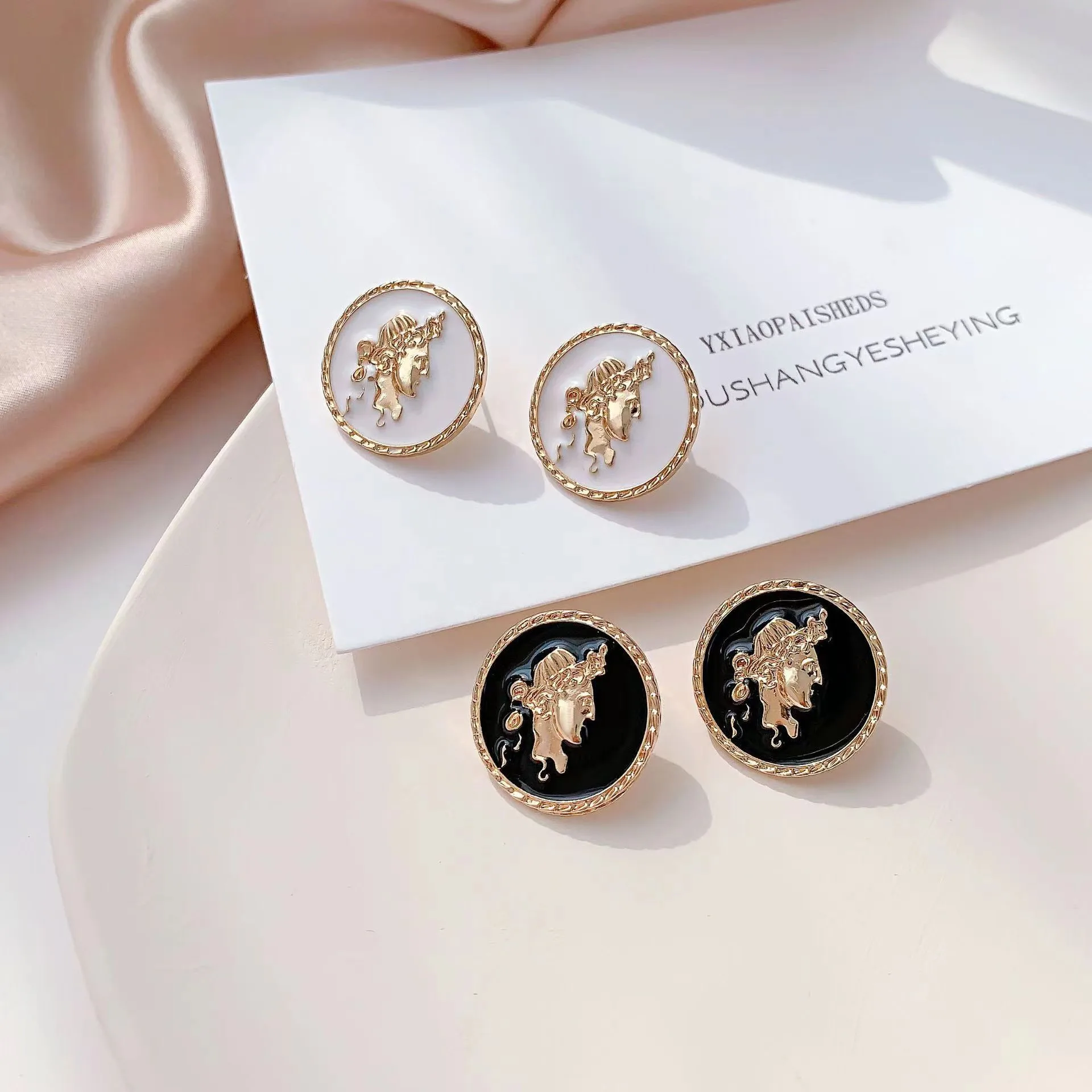 Vintage Exquiste Baroque Portrait Relief Stud Earrings Elegant Jewerly For Women Lady Retro Palace Earring Accessories