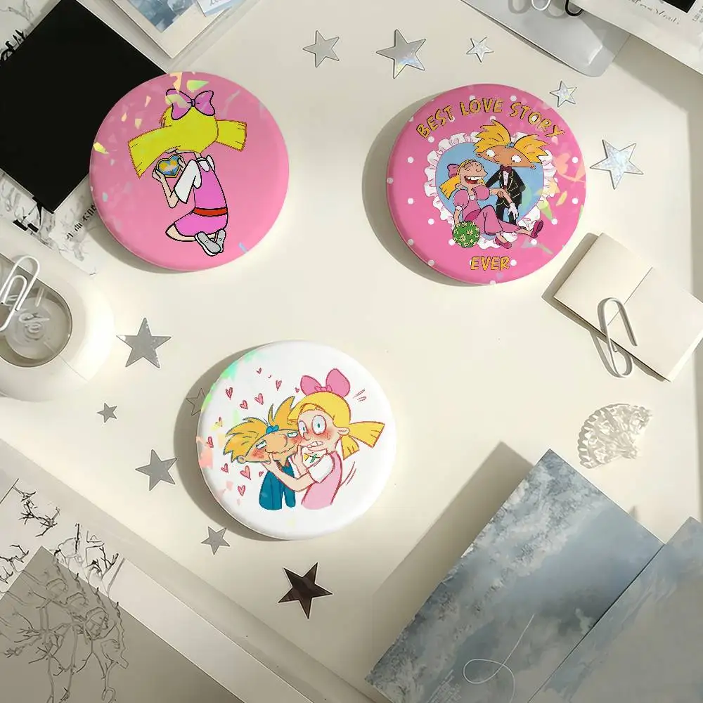 Pin creativo con diseño de dibujos animados de Hey Arnold! y Helga Arnold, insignia láser de amor, broche para decorar bolsos, ropa, sombreros, regalos para fans y coleccionistas