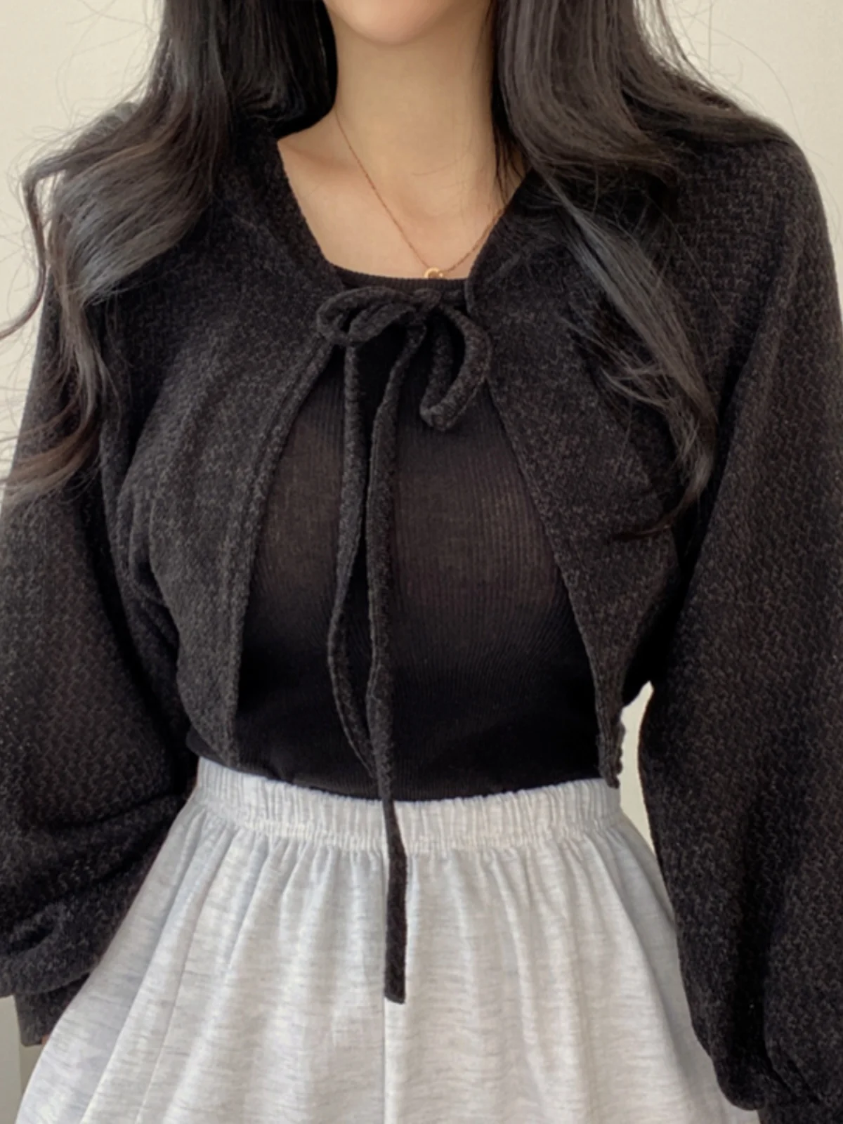 เสื้อคลุมคาร์ดิแกนเปิดไหล่แบบมีเข็มขัดสีขาว ดีไซน์เก๋ไก๋สำหรับผู้หญิง  บางเบา ป้องกันแสงแดด เหมาะสำหรับต้นฤดูใบไม้ผลิ