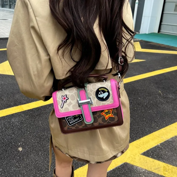 

Advanced Contrast Color Medal Portable Small Square Bag 2026 Summer New Fashion One Shoulder Crossbody Bag