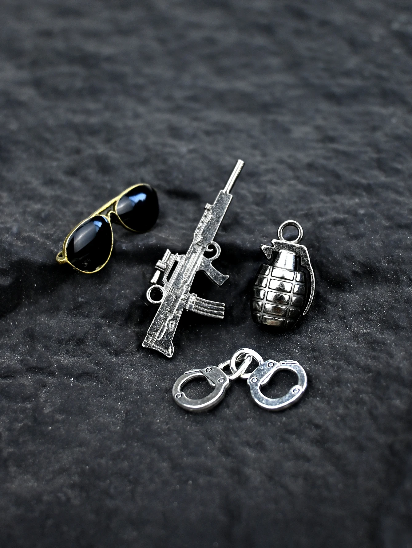 A Miniature Swat Prop Set Scene Model Ornament, Miniature Handcuffs, Miniature Sunglasses, 1:12 Dollhouse Dollhouse, Miniature Food Toys, Shooting Props, Miniature Landscape Ornaments, Miniatures Decoration, Small Gift