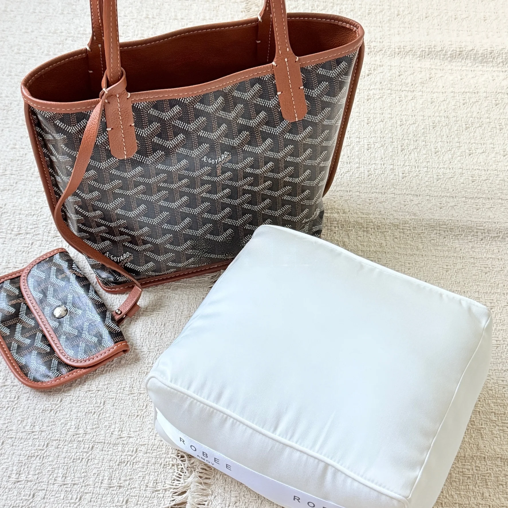 le-rembourrage-interne-robee-concu-pour-maintenir-la-forme-empeche-la-deformation-des-accessoires-pour-sacs-louis-goyat-collection-ete-2026