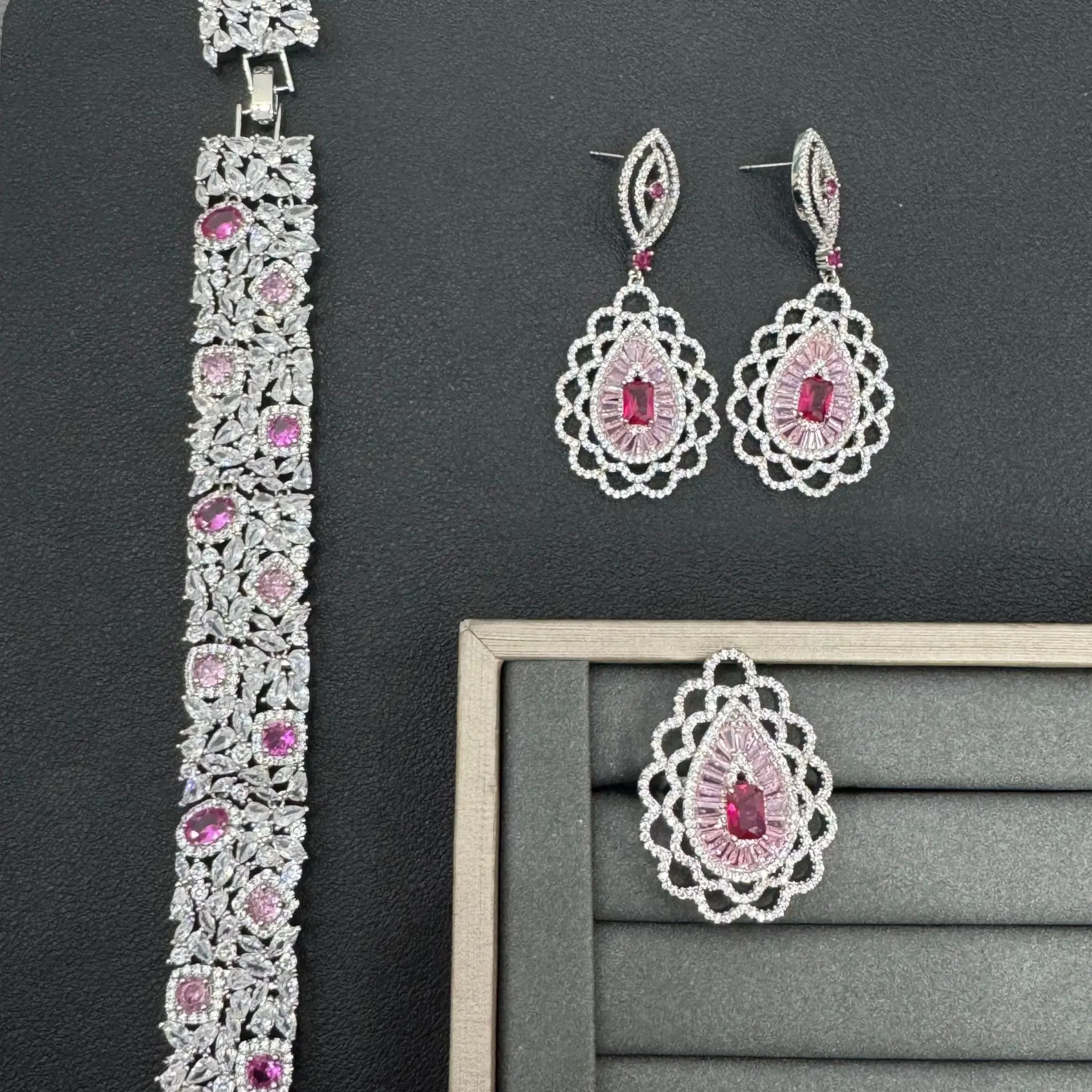 

Женский комплект украшений 2026: браслет, кольцо и серьги с красными гранатами и цирконами