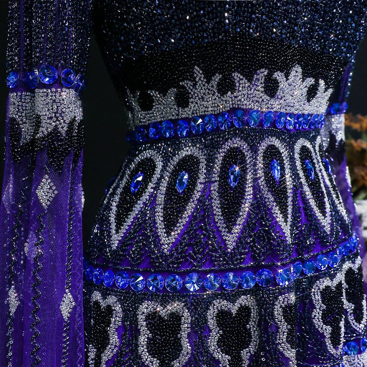 Sharon Said Dubai Luxus Übergröße Lila Abendkleid mit Cape-Ärmeln Hochwertig Perlenbestickt Saudi-Arabisches Damen-Partykleid SS009 Maßanfertigung – Detail 9