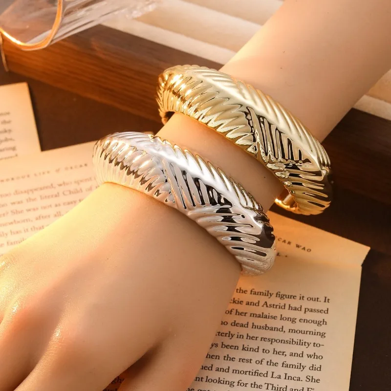 

Fashionable Irregular Striped Open Bracelet with Exaggerated Personality, Women's High Color Preservation Bracelet