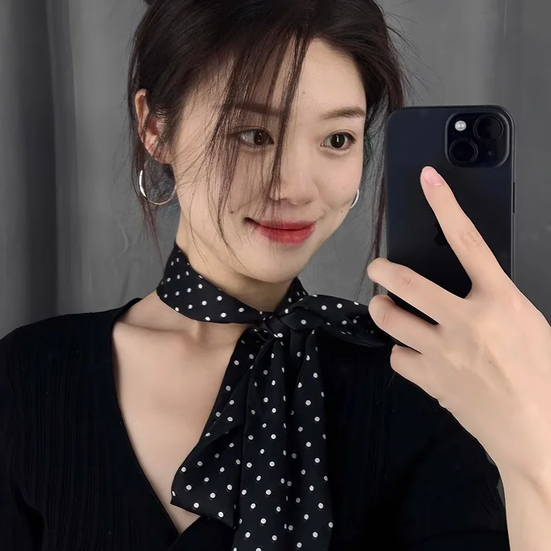 Sciarpa a pois nera nuova primavera Sciarpa da collo in seta quadrata di lusso da donna Fascia per capelli alla moda Accessorio elegante per abiti eleganti