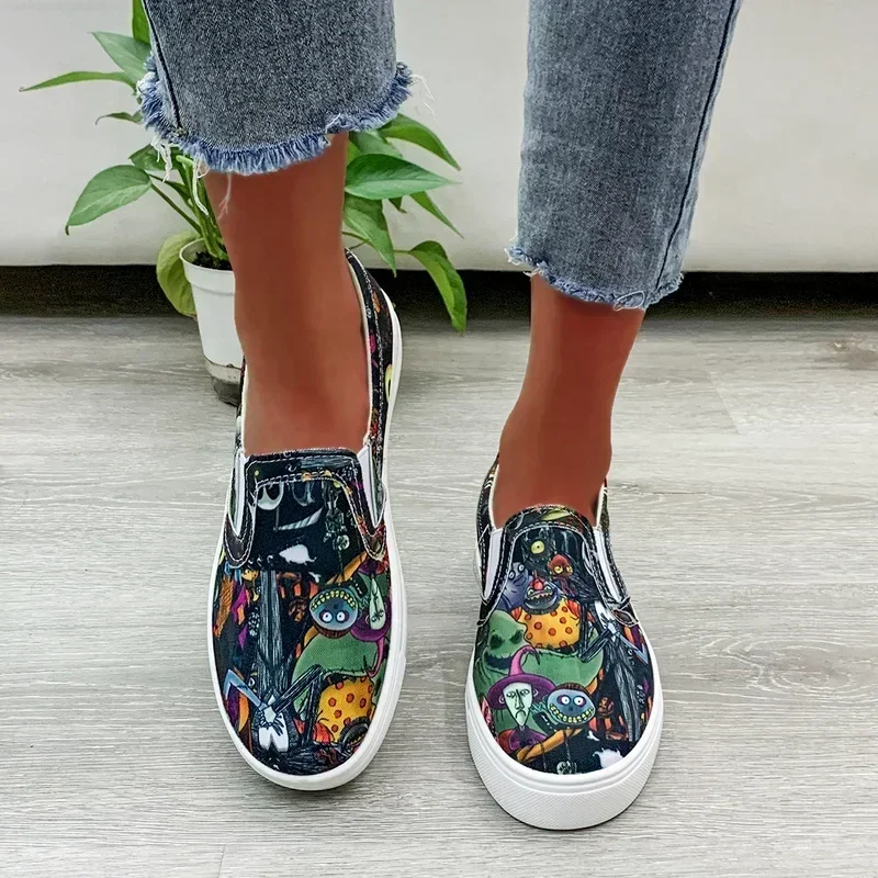 

2024 Summer New Women's Large Size Fashion Graffiti Low-top Slip-on Canvas Shoes Women's Vulcanized Shoes Thick Sole Round Toe