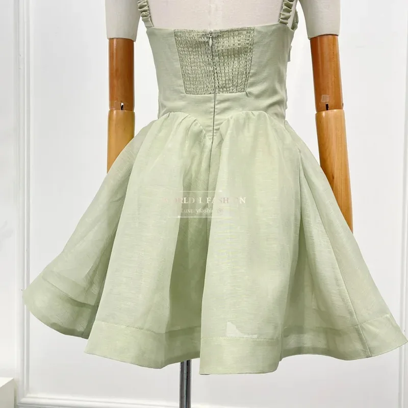 2025年秋の新作レディースドレス グリーン チェストコンプレッション フォールド ノースリーブ バックレス ミニドレス
