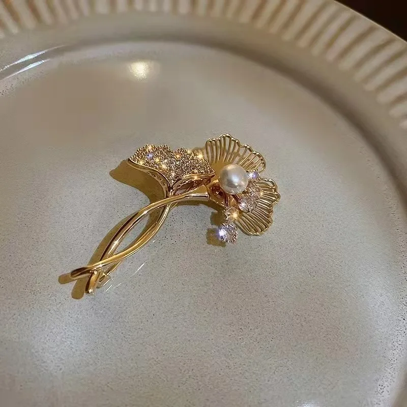 1pc Luxury Blooming Imitation Pearl Water Diamond Interwoven Flower Brooch Shows Elegant Style Illuminates Fashion Highlights