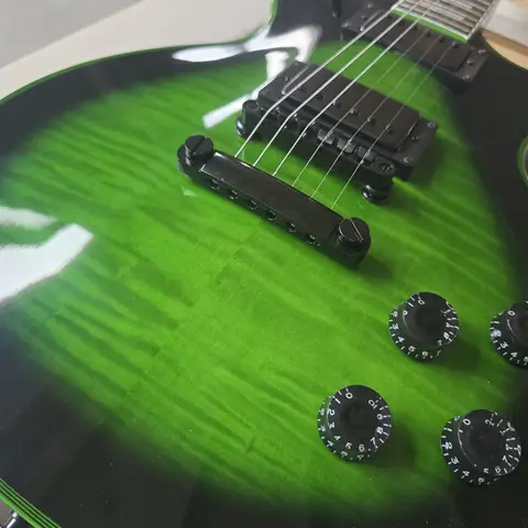 Guitare électrique avec accastillage noir, corps en bois massif, finition Green Burst