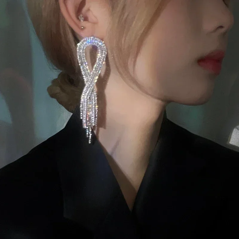 

Серьги с бриллиантовой отделкой в стиле Европы и США, модные, роскошные, для интернет-знаменитостей.