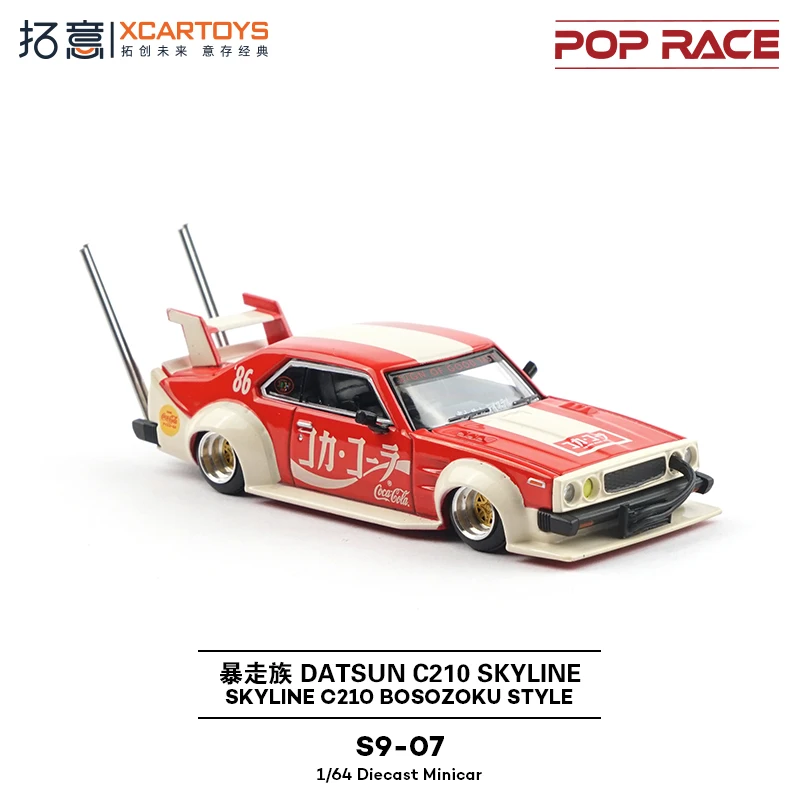 Xcartoys poprace 1/64 liga nissan skyline c210 supercar ornamento colecionável, um modelo de carro de corrida do tiranossauro rex