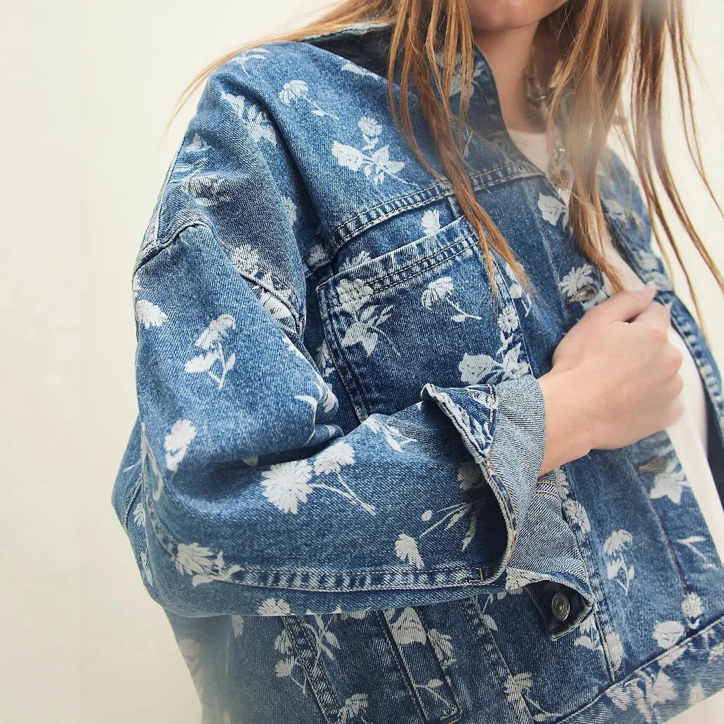 レトロプリント女性デニム秋の新刺繍花柄コントラストブルーデニムシャツファムスリムカジュアル多用途アウタートップス