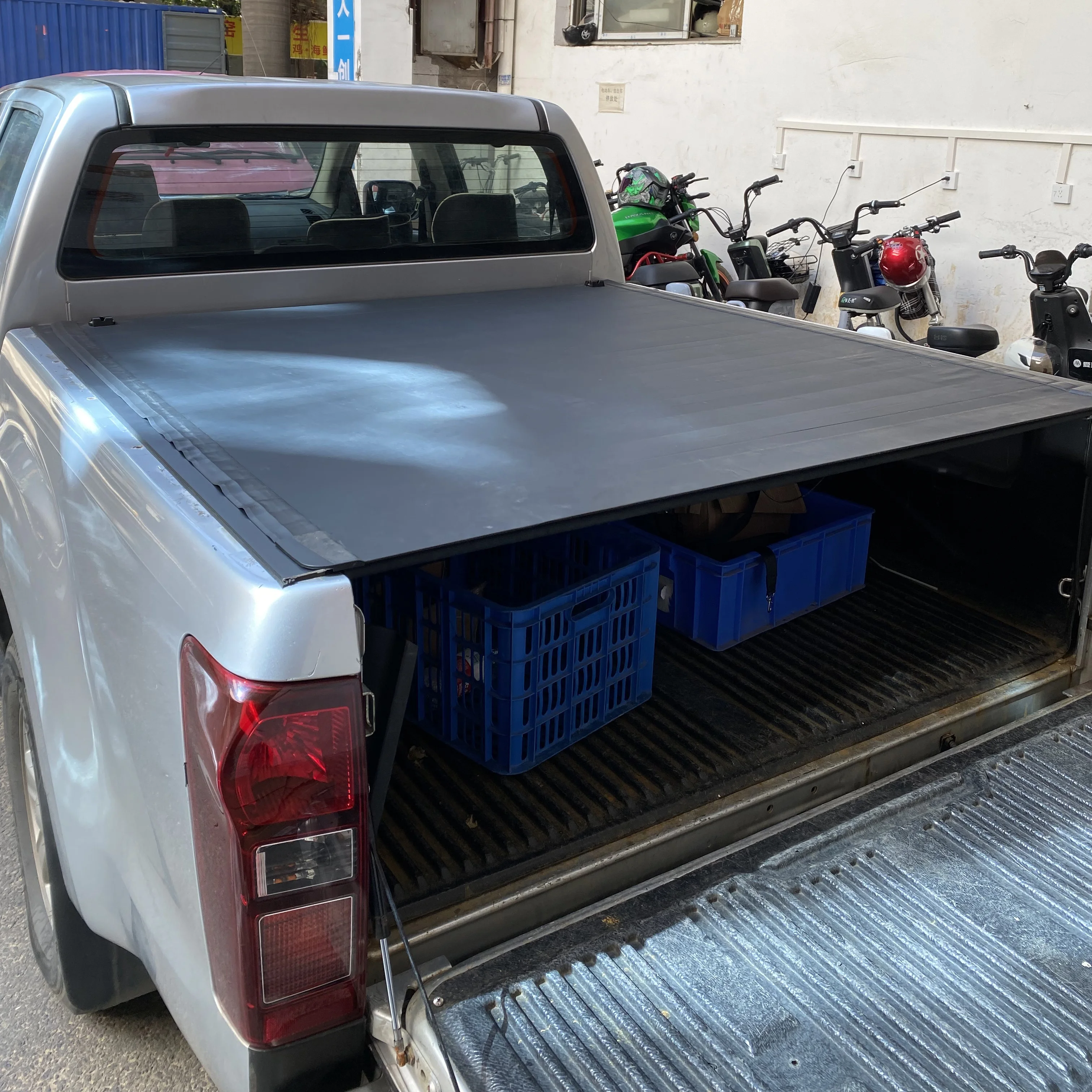 

Factory Hot Selling 4x4 Accessories Tonneau Cover Pickup Camper Hard Roll-up Bed Cover for Accesorios Para Hilux Tacoma tundra