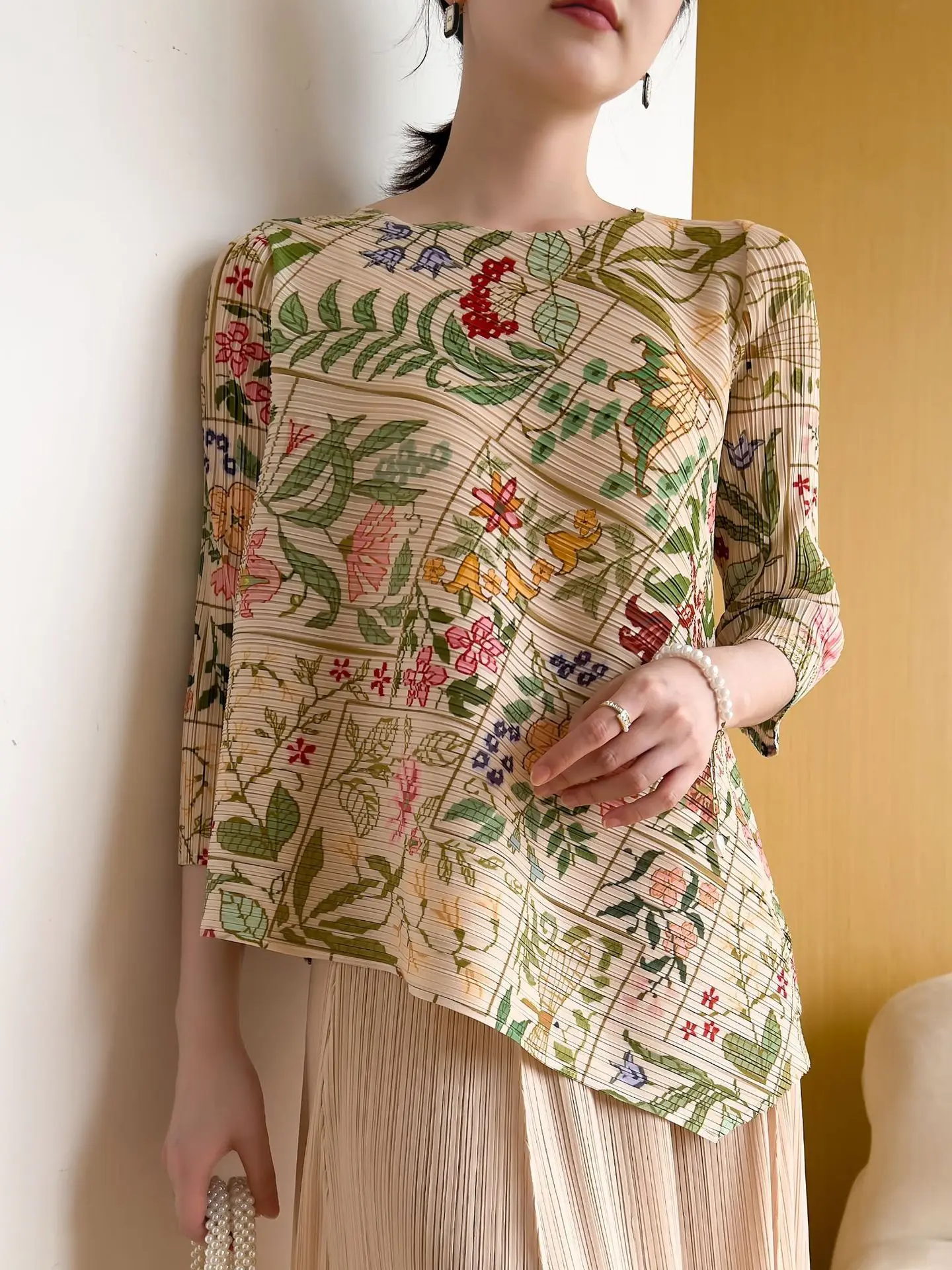 

Повседневная футболка с принтом для женщин, высококачественный плиссированный летний топ из китайской полиэстера с круглым вырезом Ne ort Sve