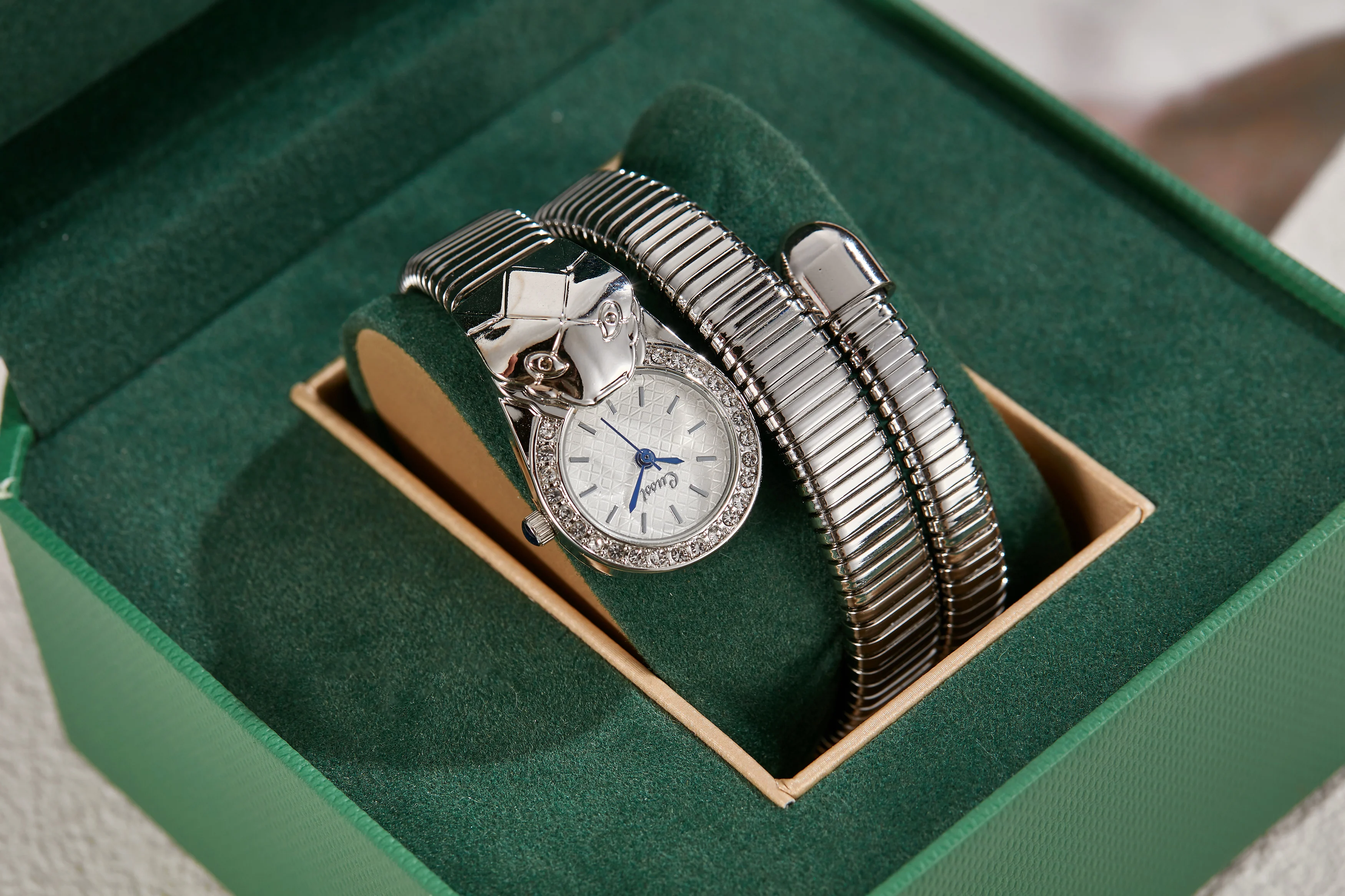 ساعة نسائية جديدة على شكل ثعبان على شكل شخصية ساعات عصرية على شكل خاص ساعة كوارتز مع سوار دائري ملفوف بحزام معدني