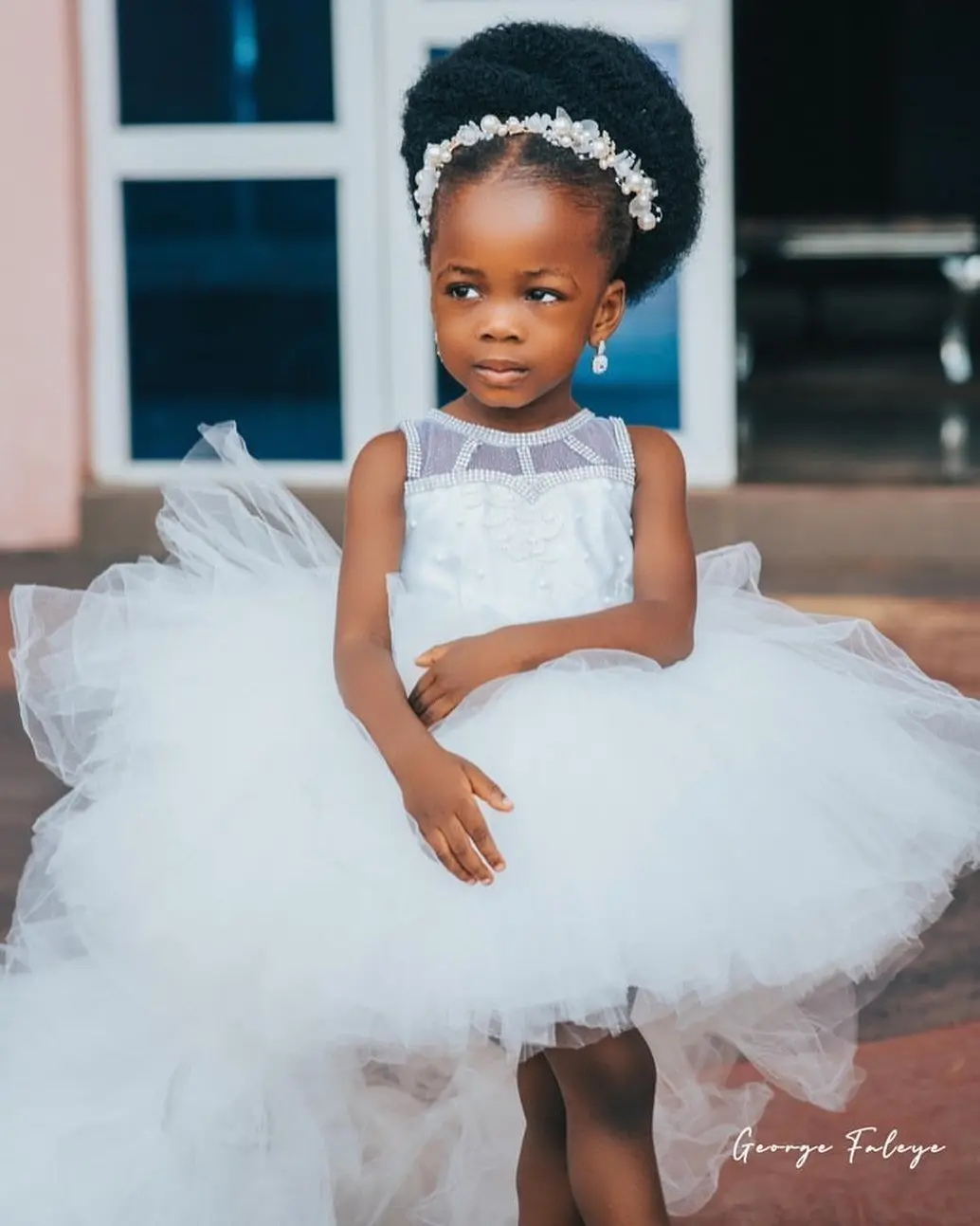 สีขาวสูงต่ําชุดสาวดอกไม้ Ruffles อัญมณีคอ First Communion ชุด Tulle วันเกิดรูปภาพยิง Gowns สําหรับงานปาร์ตี้