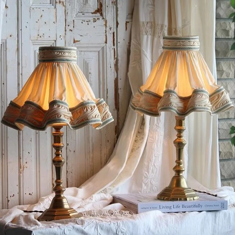 

Антикварная элегантная настольная лампа из ткани с латунным корпусом