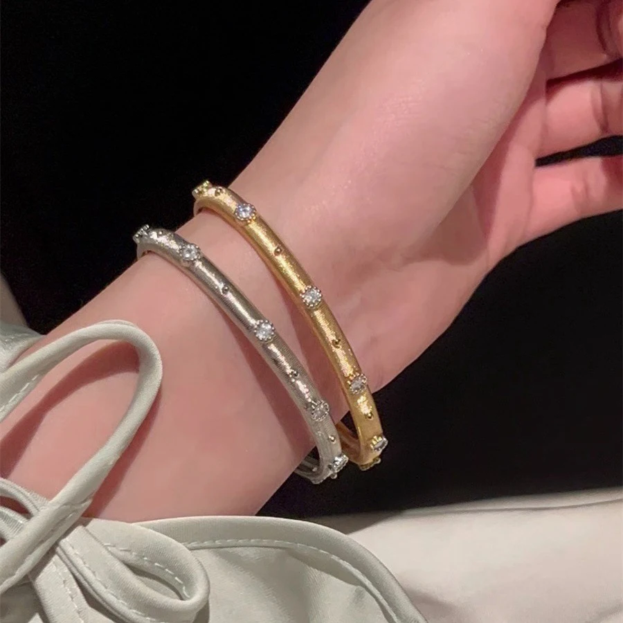 Modern Polished Textured Open Bracelet with a Classic and Elegant Unisex Design, Suitable for Women to Wear during Casual Outings, Vacations, Dinner Parties, or Large Social Events. a Versatile Wrist Accessory That Is Elegant and Timeless