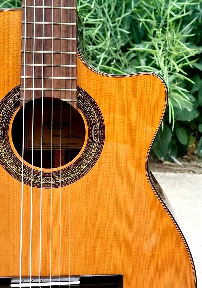 Cutaway-Gitarre aus massiver Zederholz, klassische spanische Gitarre, handgefertigt, für professionelle Auftritte geeignet. – Detail 3