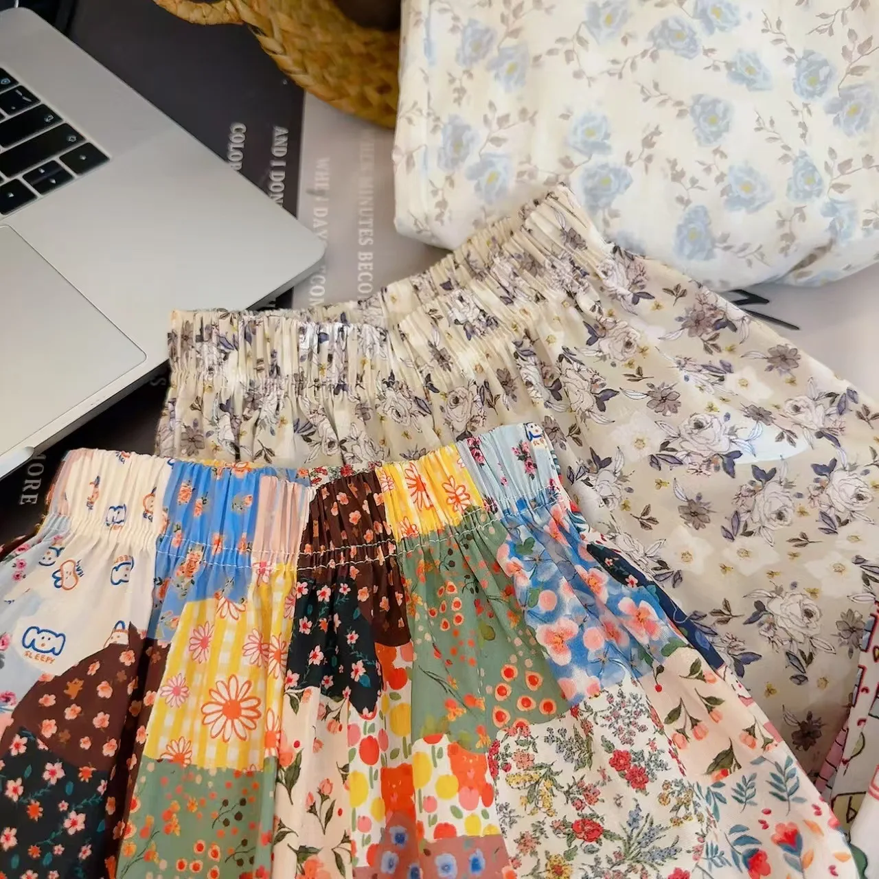 2026 Sommer Kinderhosen mit Blumenmuster aus Baumwolle, leichte Mädchen-Bloomers im pastoralen Stil, Anti-Mücken-Hosen für Jungen – Detail 7