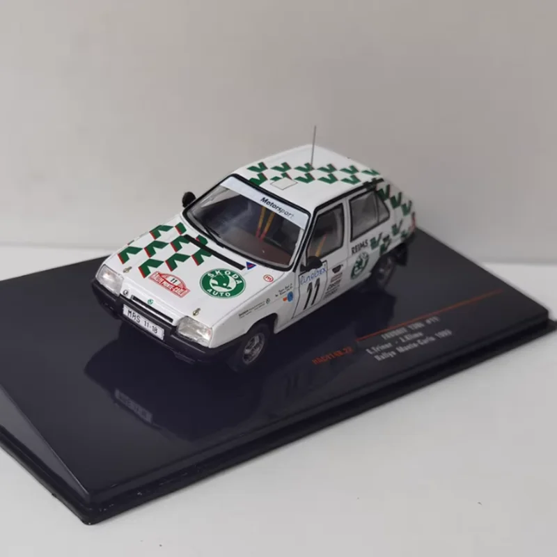 

IXO 1:43 Масштаб Фаворит 136л # 11 1993, имитация модели автомобиля из сплава, статическая коллекция, украшенные праздничными подарками, игрушки