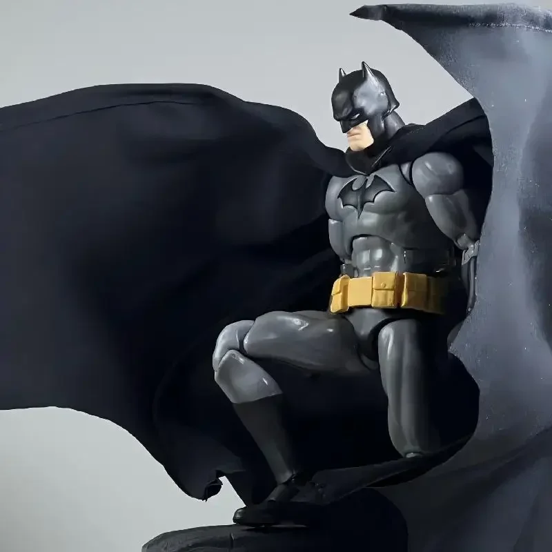 2026 ألعاب Ct الجديدة المخصصة DC Batman Hush Mafex 126 الإصدار الأسود نموذج شخصية/تمثال متوفر في المخزون، هدية مثالية للأطفال