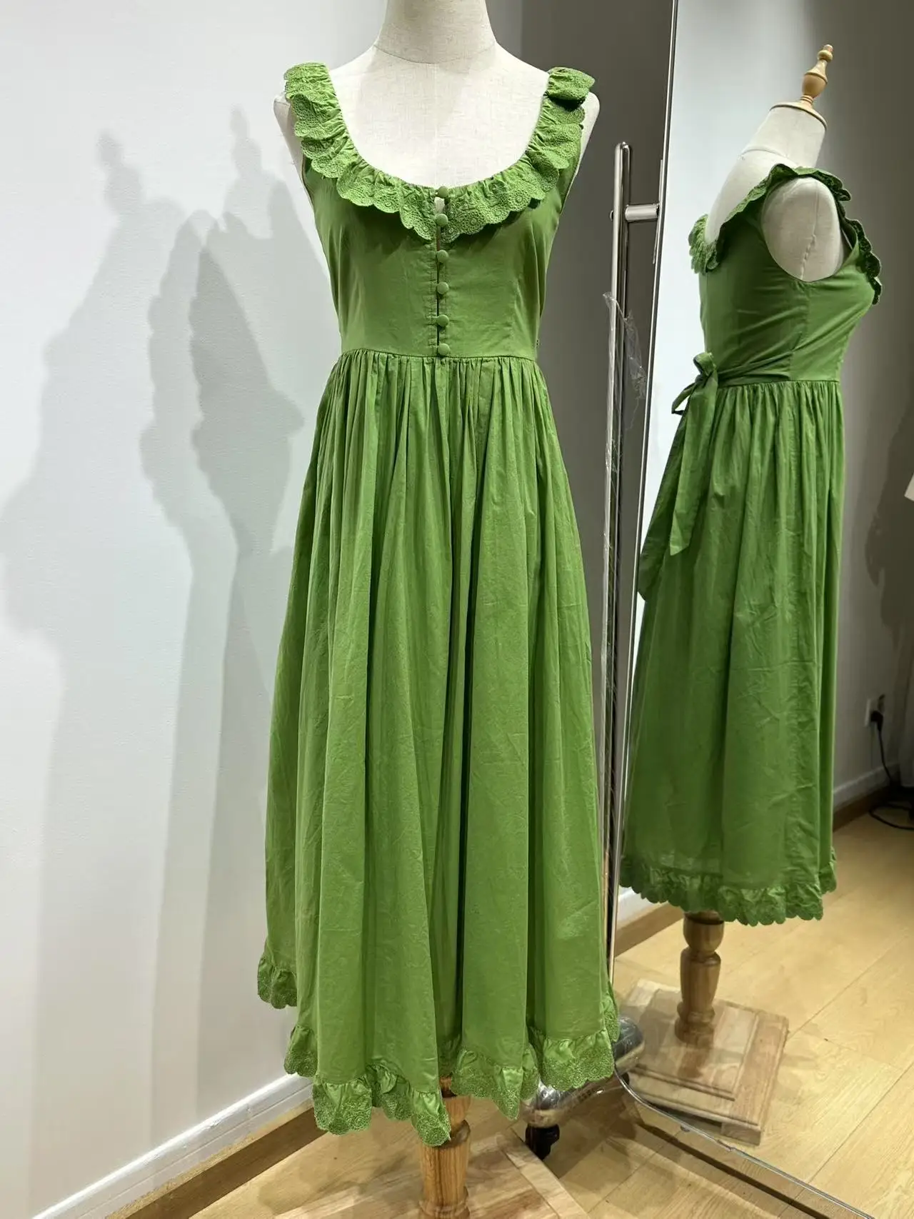 Schwarzes Midikleid mit Blumendruck, Rüschen, 3/4-Ärmeln, Faltensaum, 2025, Seide