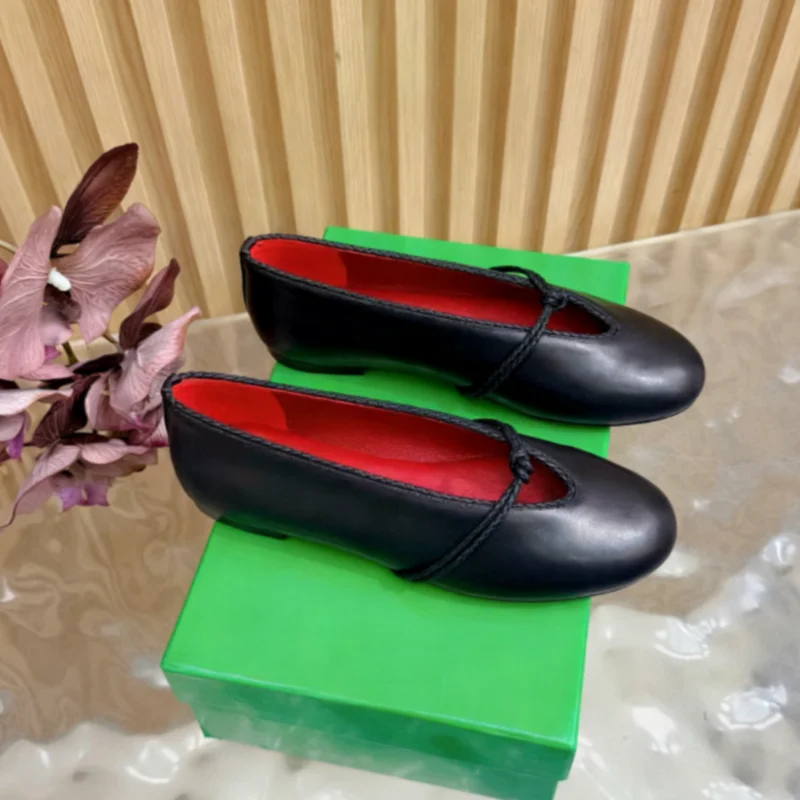 Bailarinas elegantes de cuero beige con forro rojo y correa anudada que excluye elegancia atemporal Ideal sin esfuerzo Diseño de apariencia diaria con estilo