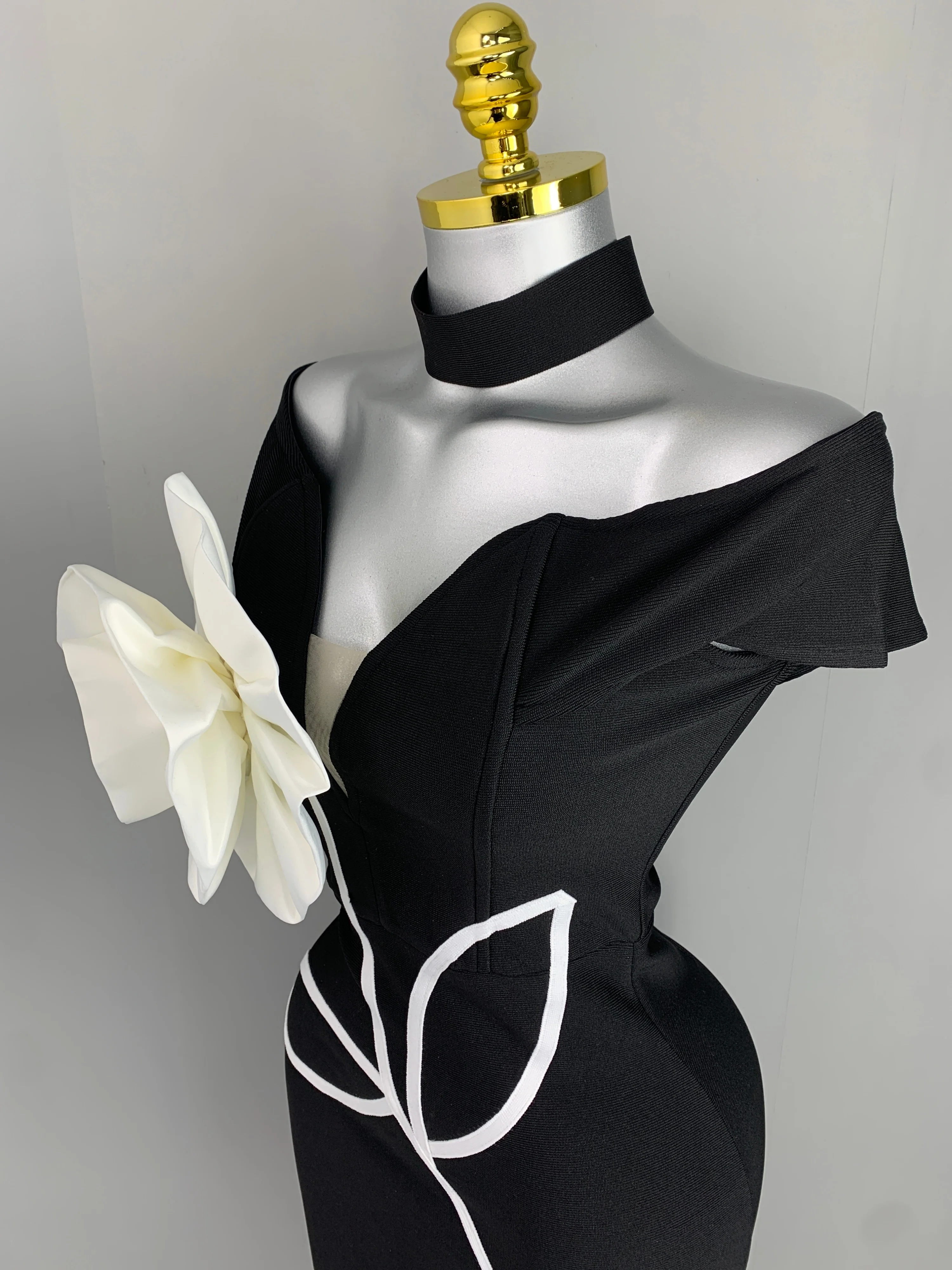 

Новое женское сексуальное облегающее мини-платье с открытыми плечами, белым цветочным узором и черными вставками, 2026. Роскошное вечернее клубное платье для торжественных мероприятий и вечеринок.