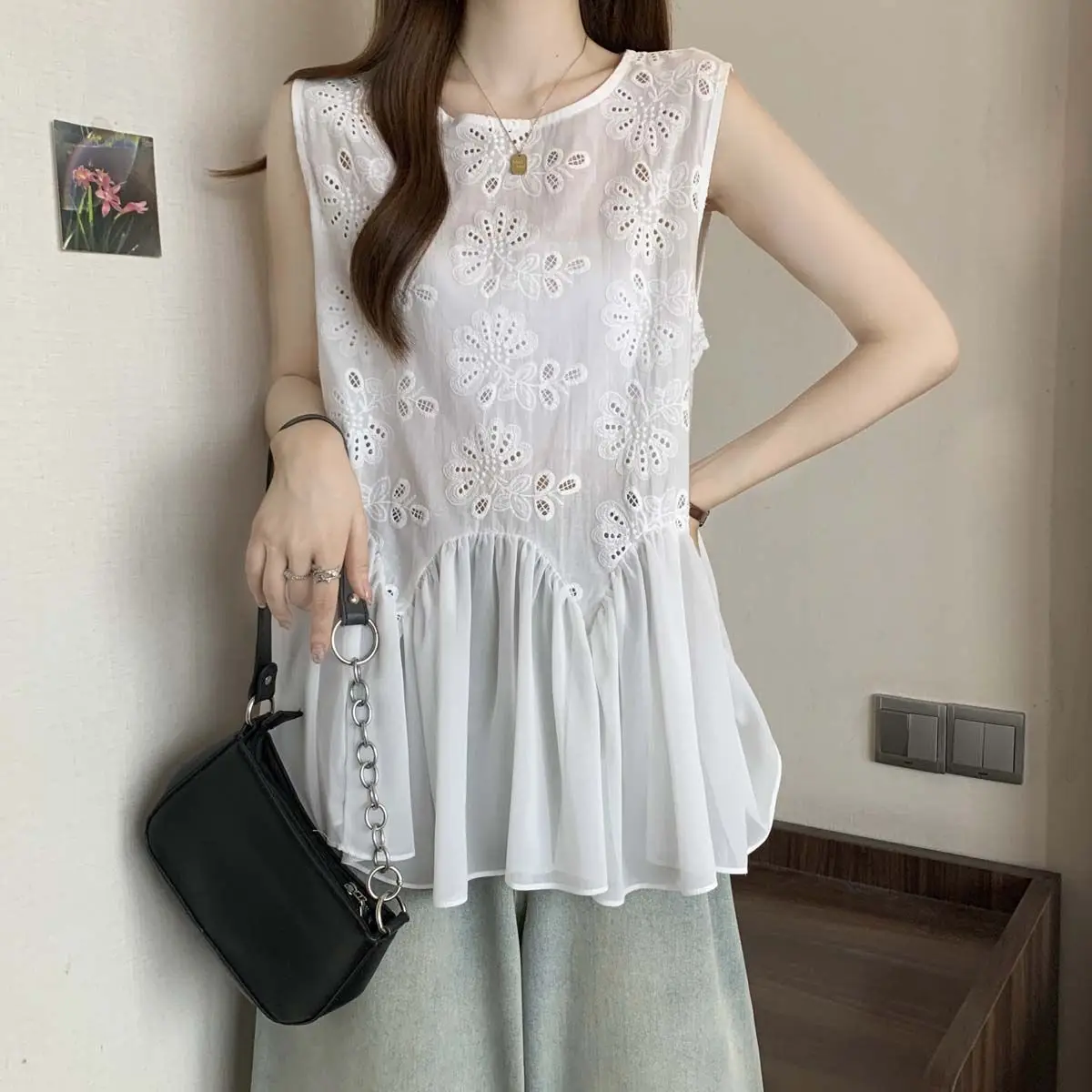 Camisa empalmada con dobladillo Irregular de encaje hueco de estilo europeo para mujer, novedad de verano 2025, Top de cuello redondo a la moda